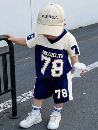 SHEIN Genkimix Kids ملابس أطفال رضع و صغار الأولاد تشكيلة رياضية كاجوال بقميص كم قصير بياقة على شكل حرف V وشورت رياضي مطبوع، مناسبة للاستخدام اليومي، مشاهدة الرياضة، الصيف