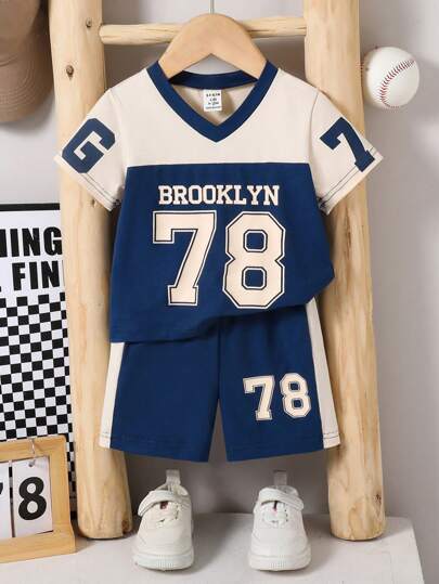 SHEIN Genkimix Kids ملابس أطفال رضع و صغار الأولاد تشكيلة رياضية كاجوال بقميص كم قصير بياقة على شكل حرف V وشورت رياضي مطبوع، مناسبة للاستخدام اليومي، مشاهدة الرياضة، الصيف