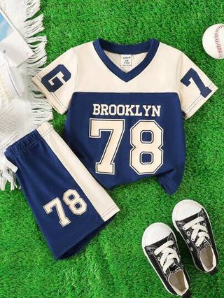 SHEIN Genkimix Kids ملابس أطفال رضع و صغار الأولاد تشكيلة رياضية كاجوال بقميص كم قصير بياقة على شكل حرف V وشورت رياضي مطبوع، مناسبة للاستخدام اليومي، مشاهدة الرياضة، الصيف