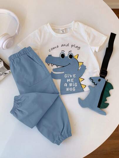 مجموعة من 3 قطع للأطفال الصغار البنين/البنات، تتكون من: تي شيرت كارتون كيوت نصف كم والبنطلون ذو الخصر المرن مطبوع برسومات ديناصورات مع حقيبة معلقة, أزياء صيفية