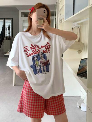 DAZY مجموعة بيجاما مكونة من t-shirt فضفاض مطبوع عليه كلب وأحرف حلوة مع شورت قصير مربع اللون للنساء قطعتين