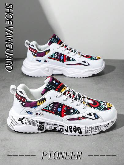 حذاء رياضي كاجوال يومي مريح وأنيق للرجال مع رسائل بالأحرف اللاتينية، رفع الارتفاع بطبعة الغرافيتي عشوائية اللون بتصميم قطع ملونة، مناسب للزوجين
