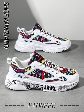 حذاء رياضي كاجوال يومي مريح وأنيق للرجال مع رسائل بالأحرف اللاتينية، رفع الارتفاع بطبعة الغرافيتي عشوائية اللون بتصميم قطع ملونة، مناسب للزوجين