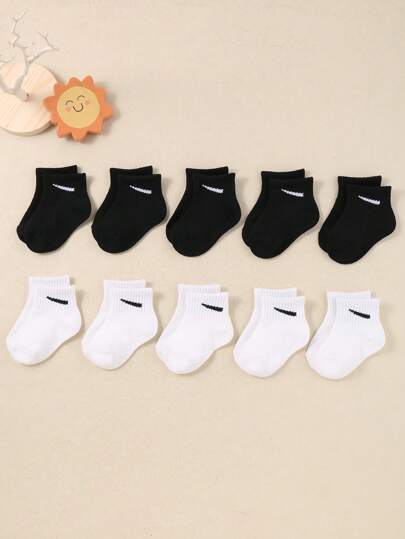 10 أزواج من جوارب رياضية كاجوال للأطفال مرنة. هذه الجوارب البسيطة والأنيقة والمتعددة الاستخدامات ذات المرونة مناسبة للأولاد الرضع، بلون أبيض وأسود.