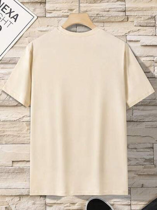 تيشيرت كاجوال بياقة مستديرة وأكمام قصيرة للرجال، مطبوع عليه شعار