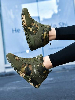 زوج أحذية رياضية كاجوال عصرية بنمط الكامو مرتفعة الكاحل، من قماش تنفس، بنعل مطاطي، مناسبة للتخييم والركض والأنشطة الخارجية في جميع الفصول الملائمة للجنسين