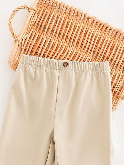 SHEIN سراويل سوداء للأطفال الرضع، مناسبة للأولاد والبنات، تصميم أسود متعدد الاستخدامات يمكن ارتداؤه في أي موسم، أزرار زخرفية في الوسط الأمامي تضيف تفاصيل تصميمية، ملابس أطفال محايدة اللون