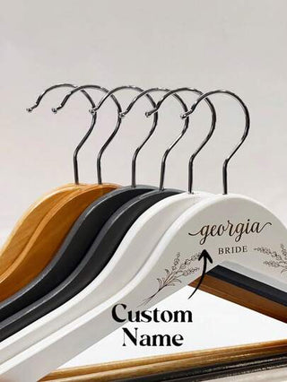 شماعة حفل الزفاف شخصية مطرزة باسم العروس - شماعة حفل الزفاف مخصصة - شماعة حفل الزفاف - شماعة منقوشة - شماعة فستان الزفاف - شماعة مزهرية مطرزة باسم العروس، متعددة الوظائف، متينة، زخرفية، قابلة لإعادة الاستخدام، راقية، عصرية، عالية الجودة، ملونة، مخصصة، فري