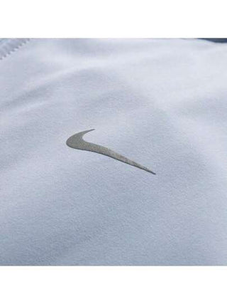 Nike جاكيت رياضية نايكي سويفت مقاومة للرياح باللون الوردي والأزرق للنساء، جاكيت الرياضة والراحة اليومية للركض والتمارين، رمز المنتج HQ0651-423