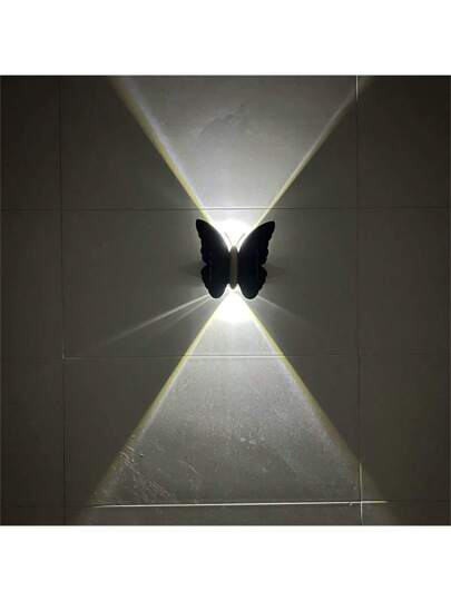 1 قطعة ضوء حائطي على الطراز الحديث بتصميم بسيط بشكل فراشة تعمل بالطاقة الشمسية ، لأضاءة الممرات والحدائق والشرفات والبلكونات والحدائق الخارجية