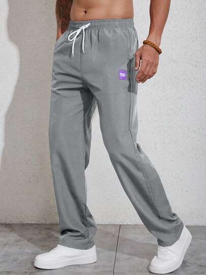 Manfinity Homme ملابس رياضية كاجوال للرجال، تضم طقم ثلاث قطع من البنطلونات الكاجوال ذات الساق المستقيمة باللون الأسود والرمادي والأزرق، مع تصميم ملصق منسوج بسيط والتي تقدم قيمة كبيرة. هذه البنطلونات لديها خصر مطاطي وتصميم بسحاب، مما يجعلها مناسبة لحفلات ا
