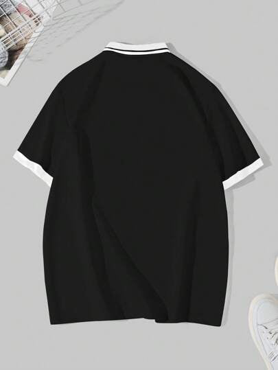 Manfinity Hypemode قميص بولو كاجوال واسع بشريط وطباعة حرفية للرجال