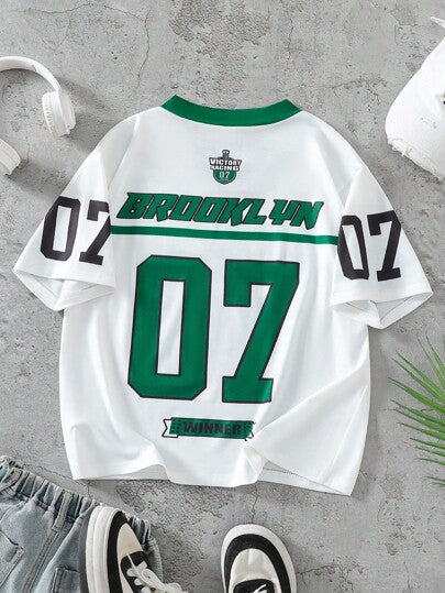 تي شيرت فضفاض بياقة على شكل V للأولاد والأطفال متساوي الألوان مصمم بطباعة سيارة سباق عالي المطابقة، متعدد الاستخدامات للرياضة والموضة والعطلات والصيف والسفر، باللون الأحمر والأبيض المتناقض