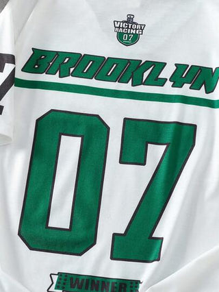 تي شيرت فضفاض بياقة على شكل V للأولاد والأطفال متساوي الألوان مصمم بطباعة سيارة سباق عالي المطابقة، متعدد الاستخدامات للرياضة والموضة والعطلات والصيف والسفر، باللون الأحمر والأبيض المتناقض