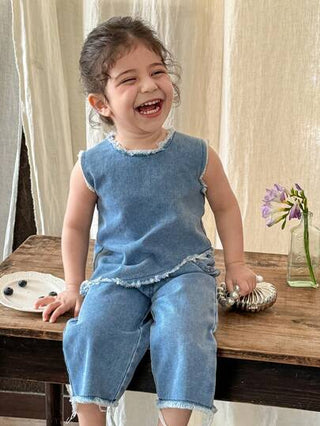SHEIN طقم طفلة يشمل 2 قطعة: ملابس علوية بتطريز ثمرة الكرز وبنطال جينز لموسم الخريف/الشتاء 2024، مظهر عصري وأنيق