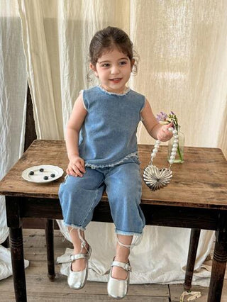 SHEIN طقم طفلة يشمل 2 قطعة: ملابس علوية بتطريز ثمرة الكرز وبنطال جينز لموسم الخريف/الشتاء 2024، مظهر عصري وأنيق