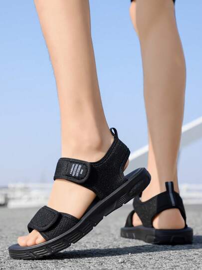 زوج من صنادل الرجال الصيفية، احذية موضة جديدة قابلة للتنفس، أحذية للقيادة وللشاطئ غير انزلاقية للاستخدام اليومي