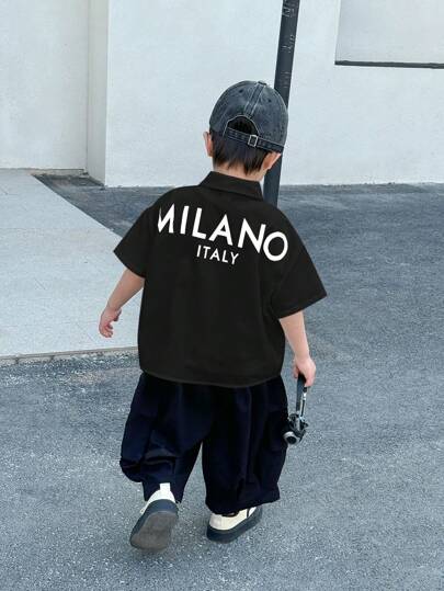 SHEIN قميص مبسّط من نمط ياباني/كوري للأولاد الصغار، متعدد الجيوب ، فضفاض، نسيج محبوك، متعدد الاستخدامات للمدرسة والحديقة والشاطئ والأعياد، مناسب للربيع والصيف والخريف والشتاء