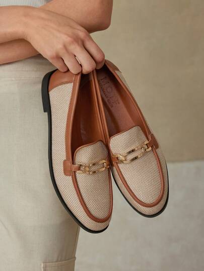 MOTF PREMIUM أحذية مسطحة غير رسمية بتصميم مكعبات اللون وإكسسوارات معدنية