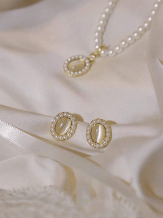 ثلاث قطع إكسسوارات مجوهرات من اللؤلؤ الاصطناعي والتي تشمل أقراط وقلادة، مناسبة للزفاف والعرائس والاستخدام اليومي وهدية عيد الأم، المجموعة تشمل القلادة