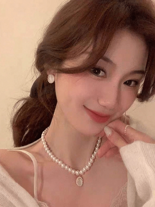 ثلاث قطع إكسسوارات مجوهرات من اللؤلؤ الاصطناعي والتي تشمل أقراط وقلادة، مناسبة للزفاف والعرائس والاستخدام اليومي وهدية عيد الأم، المجموعة تشمل القلادة