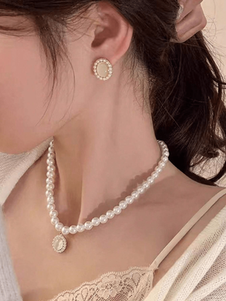 ثلاث قطع إكسسوارات مجوهرات من اللؤلؤ الاصطناعي والتي تشمل أقراط وقلادة، مناسبة للزفاف والعرائس والاستخدام اليومي وهدية عيد الأم، المجموعة تشمل القلادة