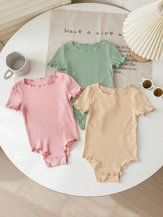 SHEIN مجموعة رومبير أطفال حديثي الولادة الصغار بألوان سادة بأكمام قصيرة والصيف، مجموعة من 3 قطع