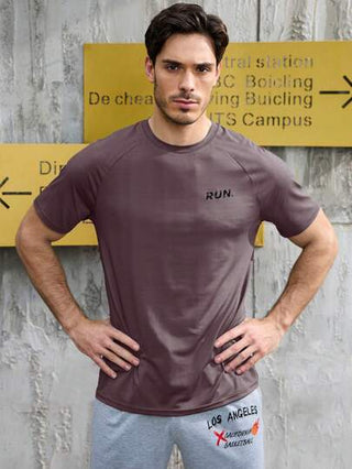 Manfinity Sport Corelite قميص رياضي كاجوال للرجال بطباعة حرفية، أكمام قصيرة، ملابس تمارين رياضية وقمصان خزانات للجري
