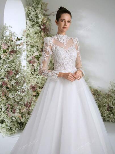 فستان أبيض قصير الأكمام بشكل باروكي نبيل وأنيق، فستان زفاف ستايل بريدجرتون للفراشات، فستان عروس مع ذيل