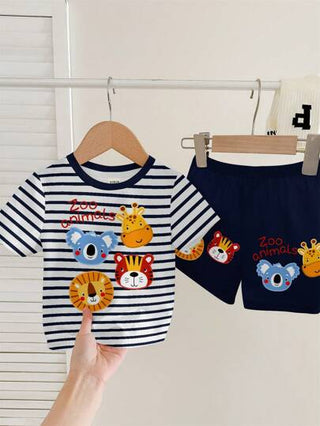 SHEIN طقم سروال قصير وتي شيرت بأكمام قصيرة للأطفال الصغار، بتصميم كلاسيكي بخطوط أزرق داكن والرسوم الكرتونية لرؤوس الحيوانات كالأسد والكوالا والنمر والزرافة، صالح للاستخدام الصيفي