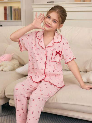 بيجاما طقم كاردجان وشورت للبنات بمظهر كاجوال، من نسيج ناعم مترابط منسوج بنك متطرف وزخرفة فراشة أمامية حمراء، قميص V-الرقبة بسيط، ملابس استرخاء 2 قطعة