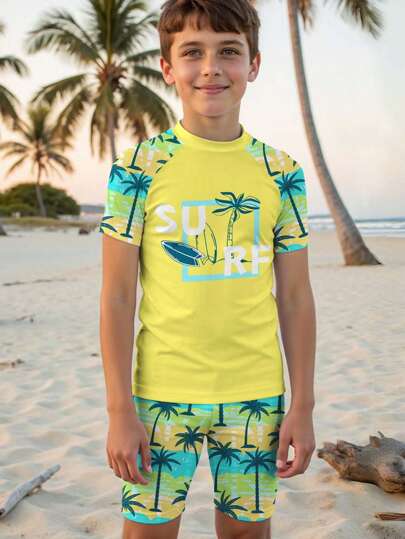 SHEIN بدلة سباحة قصيرة مكونة من قميص أكمام قصيرة بياقة دائرية وشورت بطبعات أشجار النخيل والنصوص، للأولاد المراهقين بطراز كاجوال ورسمي مناسب للصيف