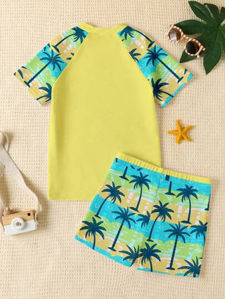 SHEIN بدلة سباحة قصيرة مكونة من قميص أكمام قصيرة بياقة دائرية وشورت بطبعات أشجار النخيل والنصوص، للأولاد المراهقين بطراز كاجوال ورسمي مناسب للصيف