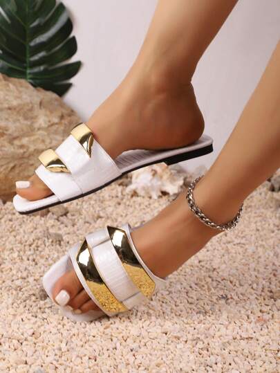 صندل صيفي جديد عبر الحدود لعام 2025، بحزام، مع إبزيم معدني ذو رؤوس مربعة مسطحة، صندل شاطئي متنفس خفيف الوزن للنساء