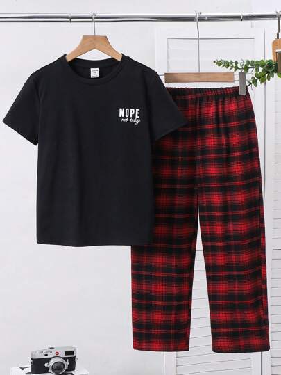 SHEIN طقم بيجاما كاجوال لتوين يتكون من بلوزة تي شيرت قصيرة الأكمام مع طباعة الأحرف وبنطال مربع الرسم