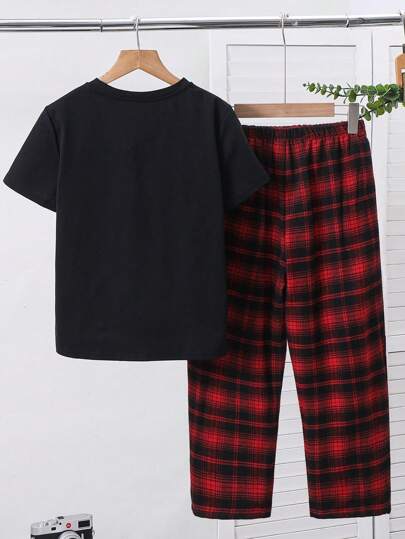 SHEIN طقم بيجاما كاجوال لتوين يتكون من بلوزة تي شيرت قصيرة الأكمام مع طباعة الأحرف وبنطال مربع الرسم