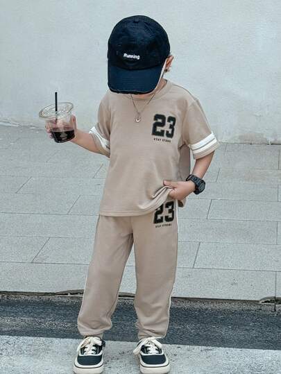 ملابس رياضية أطفال 2 قطعة بنطلون رياضي وبلوزة أكمام قصيرة لليافعين مطبوعة ذات نمط ملائم لجميع المواسم (الربيع والصيف والخريف والشتاء) مناسبة للمدرسة والرياضة والخروج اليومي