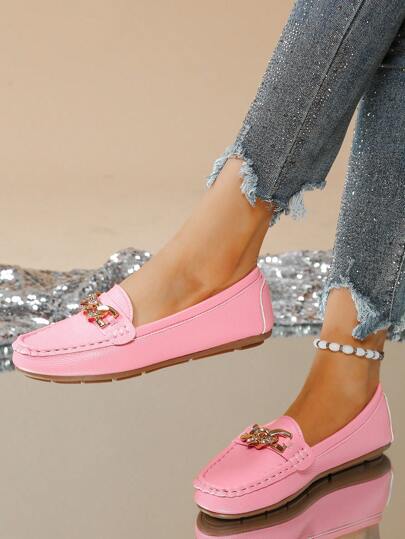 حذاء إسبادريل للنساء مزين بسلسلة جديدة للربيع، أحذية جلدية ناعمة على الطراز البريطاني بتصميم انزلاقي بدون كعب