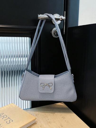 1 حقيبة يد زرقاء مع زخرفة فراشة معدنية جديدة، لون أزرق سادة بسيط من الجلد الصناعي PU بشكل بغيت، حقيبة كتف وحقيبة جسم (مع حزام قابل للتعديل) للنساء