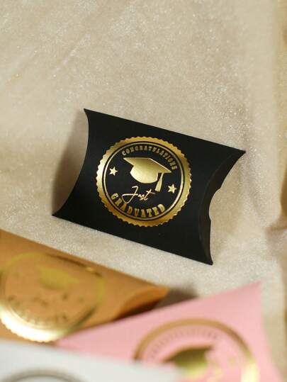 20 قطعة صندوق هدية وسادة تخرج صغير مع طبعة طاقية ذهبية - "تم التخرج فقط" صندوق حلوى مصغر لصالح حفلة التخرج، هدايا التهنئة - صندوق من الحرف الورقية باللون الأسود والأبيض والوردي والكرافت - تصميم سهل الطي للمجوهرات أو المعالجات