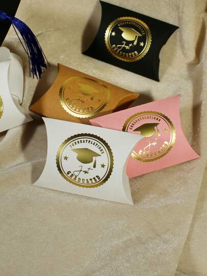 20 قطعة صندوق هدية وسادة تخرج صغير مع طبعة طاقية ذهبية - "تم التخرج فقط" صندوق حلوى مصغر لصالح حفلة التخرج، هدايا التهنئة - صندوق من الحرف الورقية باللون الأسود والأبيض والوردي والكرافت - تصميم سهل الطي للمجوهرات أو المعالجات