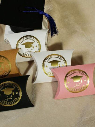 20 قطعة صندوق هدية وسادة تخرج صغير مع طبعة طاقية ذهبية - "تم التخرج فقط" صندوق حلوى مصغر لصالح حفلة التخرج، هدايا التهنئة - صندوق من الحرف الورقية باللون الأسود والأبيض والوردي والكرافت - تصميم سهل الطي للمجوهرات أو المعالجات