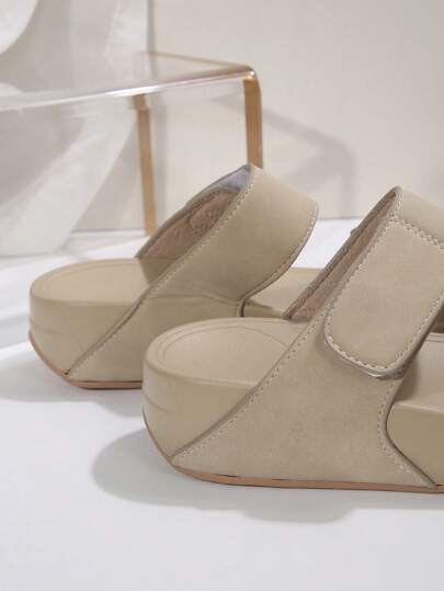 صنادل رياضية نسائية بمنصة موديل 2025 الجديد للصيف، خفيفة الوزن، مريحة، بكاحل إلاستيكي وسميكة الوجه، مقاسات كبيرة