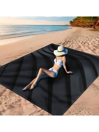 قطعة واحدة من "بساط الشاطئ الأسود والذهبي اللامع، بساط شاطئ هندسي سحري، بساط شاطئ ملون على الخلفية السوداء، بساط شاطئ منحني على الخلفية السوداء، بساط شاطئ التقنية اللامعة، خيار ممتاز للاستجمام على الشاطئ" مصنوع من مادة البوليستر بنسبة 100٪، مقاوم...
