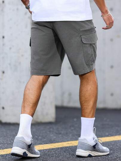 Manfinity Homme بنطال شورت كاجوال أمامي مزود بسحاب وجيب كارجو للرجال، لون أحادي