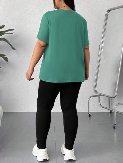 SHEIN EZwear طقم تي شيرت وبنطلون كريو نيك أكمام قصيرة مقاس كبير قطعتين