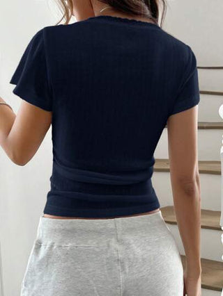 Chiquease ملابس علوية نسائية كم قصير بتطريز دانتيل رقيق، قصة ضيقة حديثة للصيف بزرّار أمامي من 3 أزرار