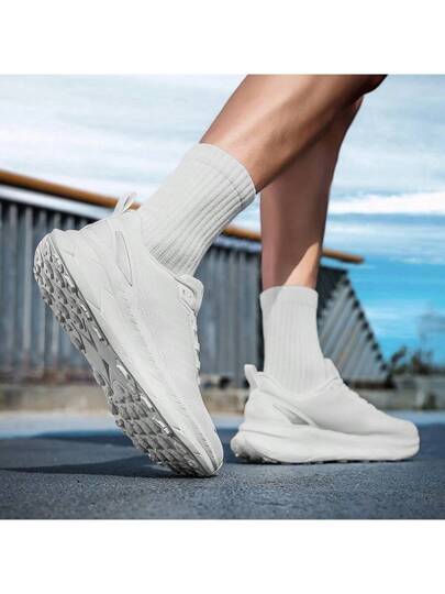 أحذية جري خفيفة للرجال منفذة للهواء، مناسبة لجميع المواسم، بنعل خارجي ماص للصدمات من الكربون، بتصميم لون سادة رياضي