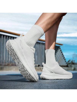 أحذية جري خفيفة للرجال منفذة للهواء، مناسبة لجميع المواسم، بنعل خارجي ماص للصدمات من الكربون، بتصميم لون سادة رياضي