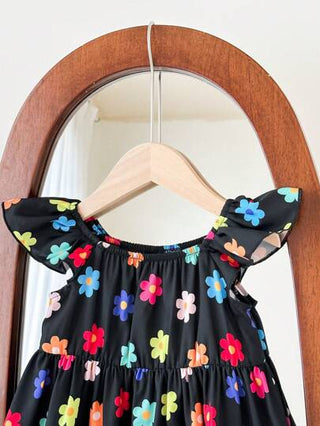 SHEIN فستان قصير للصيف بأكمام قصيرة للبنات الصغار باللون الأسود وبطباعة أزهار جميلة